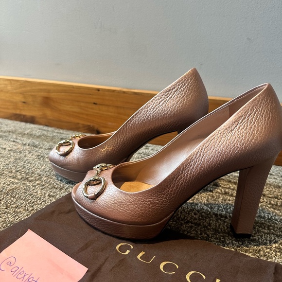 Gucci Pink Metallic Leather Horsebit Peep Toe
Platform Pumps Size 36.5 - Picture 3 of 8